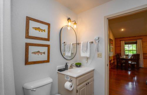 Riverfront Little Red Cabin, Hot Tub, World-class Trout Fishing, Views & Boat Access - Photo 44