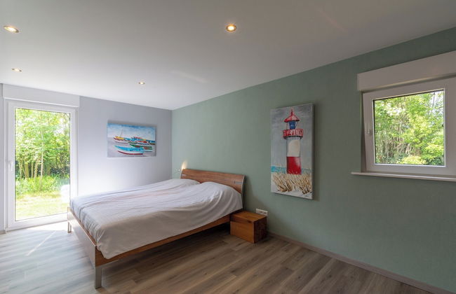 Cozy Holiday Home With Garden - Photo 2