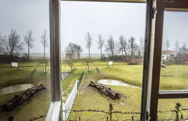 Superb Holiday Home on a Mini Campsite Near the Beach - Photo 19