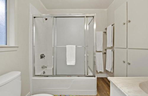 Sandy Feet Retreat -- Lakefront Retreat With Sand Volleyball Court! - Foto 10