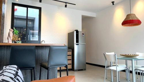 Casa linda, ótima localização, 2 vagas de garagem - Foto 5