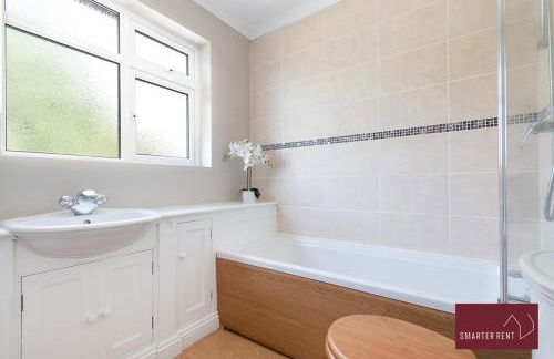 Maidenhead - 4 Bedroom House With Driveway & Garden - Foto 22