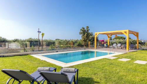 Villa Sandi with Private Pool - Photo 2, Garden, sunbed