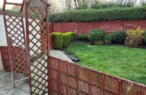 3 Bedroom home, with 4 beds, parking, walk to station & town centre families and business visitors welcome - Foto 25