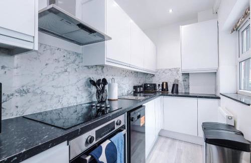 Spacious 5 bedroom house near Leeds City Centre sleeps 12 suits contractors with free parking - Foto 38