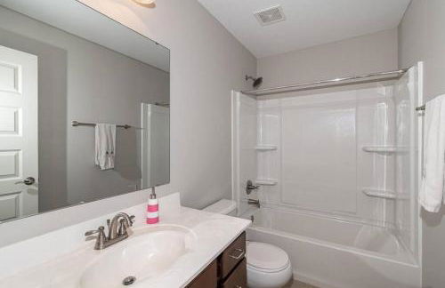 Lakefront view 5 bedroom home with basement - Foto 27