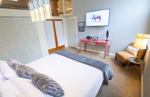 Trendy Modern Loft in Rino Art District - Photo 5