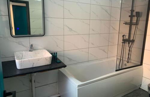 Tudors eSuites - 4 Bedroom Spacious House - #142R - Photo 7