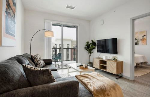 Pool with Free Covered Parking and Washer & Dryer in Unit - Foto 10