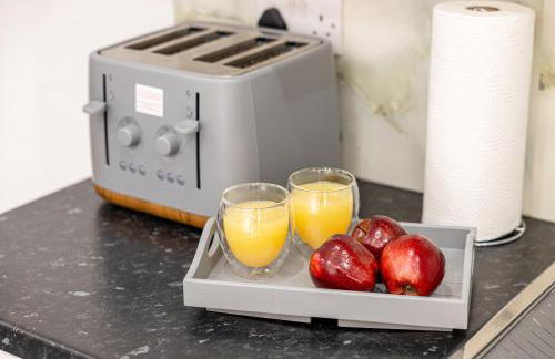 ROOMS NEAR ME - Entire place, kitchen & washroom with amenities, smart tv, fast Wifi, parking nearby - Foto 13