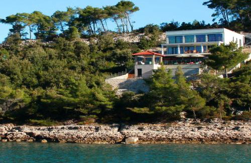 Beachfront Luxury Villa with Private Pool and Stunning Sea Views - Photo 24