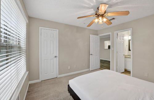 Stylish 2BR2BA with room to unwind - Foto 12