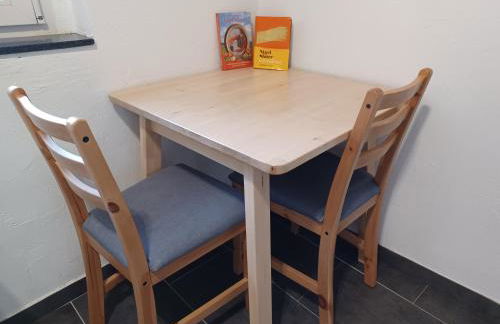 Ehemalige Bibliothek Apartment für 2 mit Küche Kamin Netflix Parken und Hofladen - Foto 19