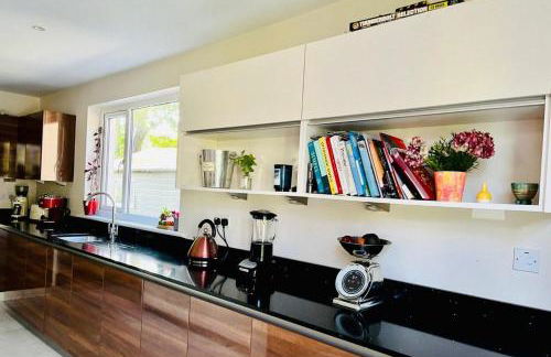 4-Bed Seaside Dream House - Sleeps 8 & Parking - Foto 6