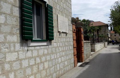 Old school apartment - Photo 2