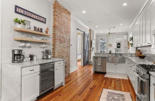 Upscale 3 Bed 2 Bath Private Home in Uptown New Orleans! Close to Magazine Street, Universities, & French Quarter - Photo 9