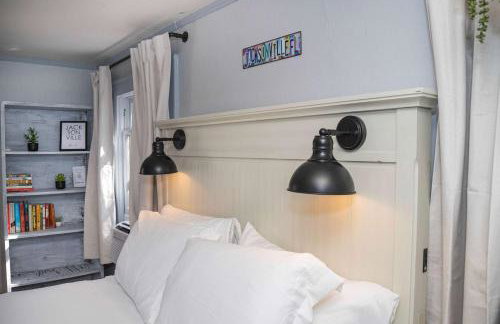 Bright and Sunny Springfield Carriage House - Photo 17