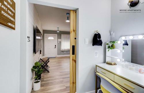 The Moose #9 - Brand New Luxe Modern loft with Free Parking, King Bed & Fast WiFi - Foto 25