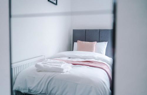 Spacious 5 bedroom house near Leeds City Centre sleeps 12 suits contractors with free parking - Foto 19