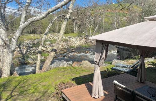 Riverfront with EV charger - Sequoia River Cottage - Foto 10