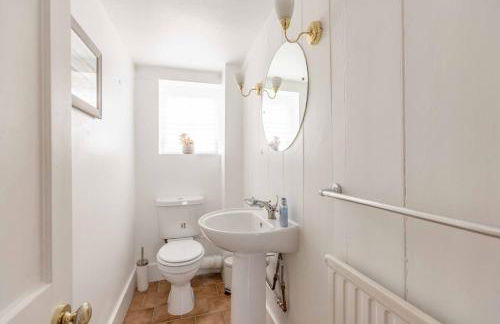 Charming 3BR Cottage Near Windsor and Sights - By Tempstay - Foto 15