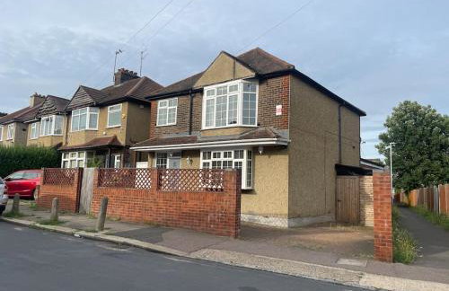 Luxurious Detached Holiday House Free Parking near Airport Town Centre Railway Station - Foto 43