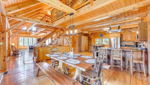 Athol Cabin w/ Deck & Fire Pit, 10 Mi to Lake - Foto 2