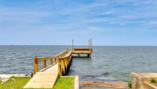 Lakefront Retreat with Game Room and Private Dock! - Foto 2