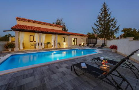 Villa Desapemani with heated pool - Photo 1