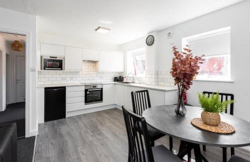 Waterfront 2 Bed Apartment - Free Parking & Wi-Fi - Foto 22