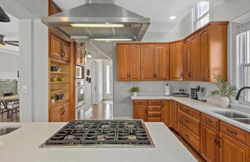 Deluxe 6 Bedroom 3 Min to Downtown w 2-car Driveway - Foto 44