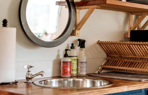 Sleek Retro Airstream Rental for Glamping for Two near Downtown Austin - Foto 16