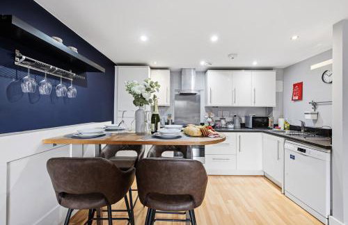 Elegant 2 Bedroom Apartment with Balcony - Near the High Street - Free Parking, Fast Wifi and Sky TV by Yoko Property - Foto 17