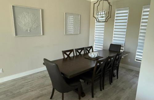 Brand New Luxury 4 bedroom heated pool home - Foto 14