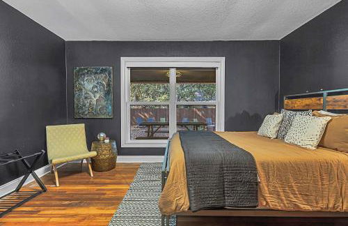 New-The Mod Poppy Large home 10 minutes from it all - Photo 29