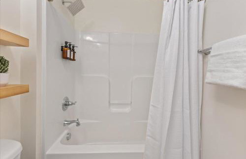 Steps away from Mass Ave Restaurants and Big Patio - Foto 25