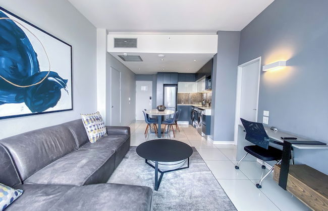 Sandtoncity-apartment-sleeps2-pool-parking - Photo 6