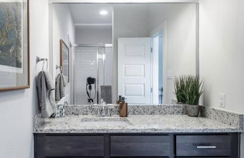 Explore the River Walk from Artsy Designer Retro Chic Home - Foto 19