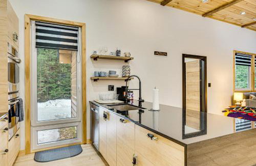 Porch and 1-Acre Yard White Mountains Hideaway - Foto 7