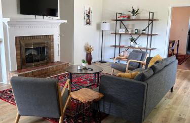 Spacious 4 BR 2BA Home with Bar and Fenced Yard - Foto 4