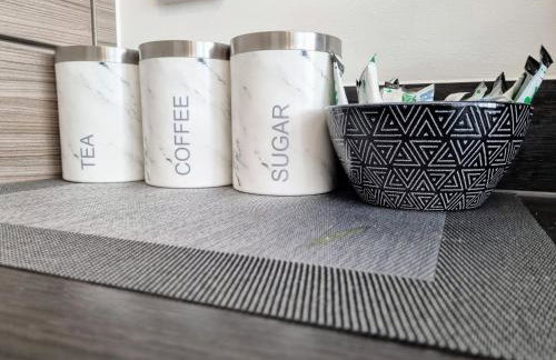 Spacious 4BR House Sleeps 8 with Free Parking, Contractor Friendly, Near Basildon Hospital & London Links - Foto 7