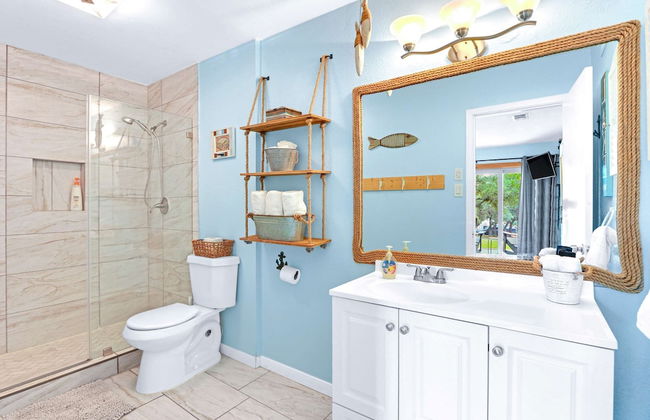 Charming Lakeside Condo - Moments to Lake Fun - Foto 15