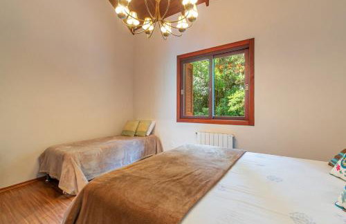 Linda casa em Canela - Jardim, Lareira e Conforto! - Foto 13