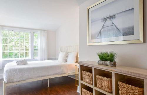 Antique Dennis getaway with firepit & EV charger Dog friendly - Foto 17