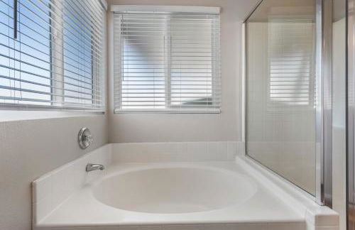 Cozy 5BR with Games and Pool for All - Foto 51