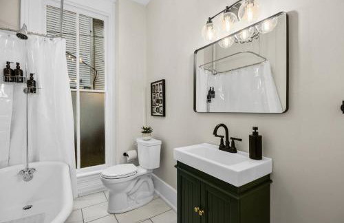 Bourbon-themed home w arcade & hot tub for groups - Foto 67