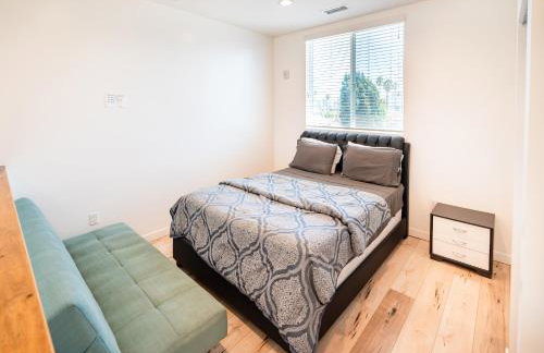 Koreatown Hollywood Urban Oasis 1 Bedroom Loft with Private Parking and Balcony - Photo 8