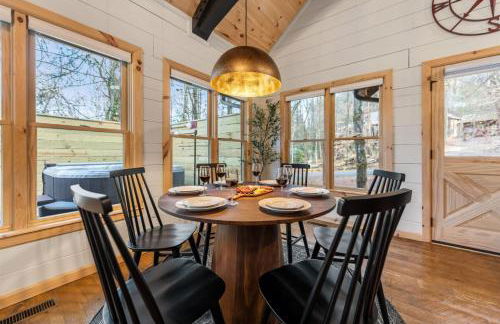 Family fun, romantic Hot Tub, Firepit, King Bed 15 min from Blue Ridge & Ellijay - Foto 22