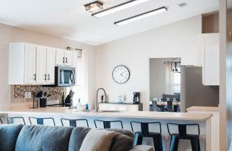 Golden Hour Getaway- Guest Favorite, 2 Min to Beach, Seasonal Pool & Arcade - Foto 74