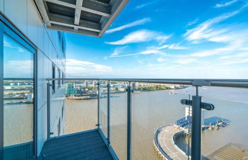 Skyvillion - London River Thames Top Floor Apartments by Woolwich Ferry, Mins to London ExCel, O2 Arena , London City Airport with Parking - Foto 1